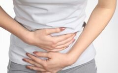 Болит поясница у женщин — причины тянущей и ноющей боли в спине, сильный и постоянный болевой синдром ниже поясницы и лечение