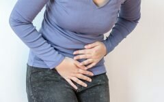 Болит поясница у женщин — причины тянущей и ноющей боли в спине, сильный и постоянный болевой синдром ниже поясницы и лечение